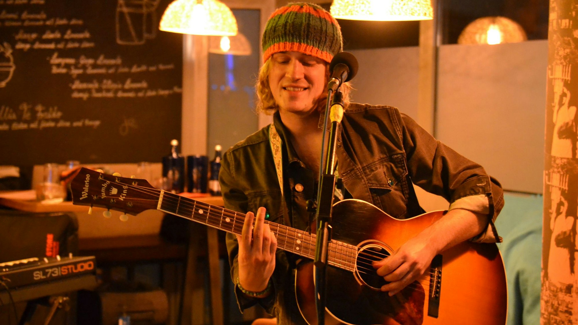 Das Bild zeigt Max Goedecke an der Gitarre.