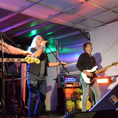 Das Bild zeigt die Band Sicks Pack auf der Open-Air-Bühne am Alten Markt.