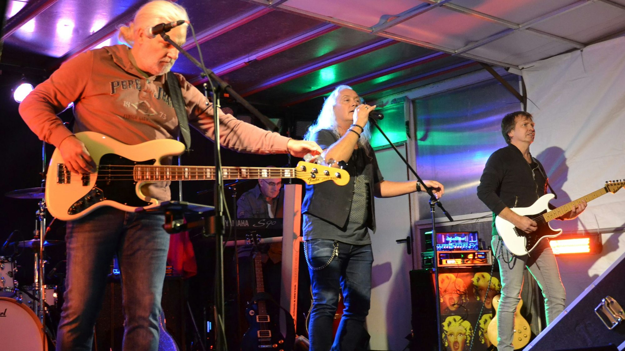 Das Bild zeigt die Band Sicks Pack auf der Open-Air-Bühne am Alten Markt.