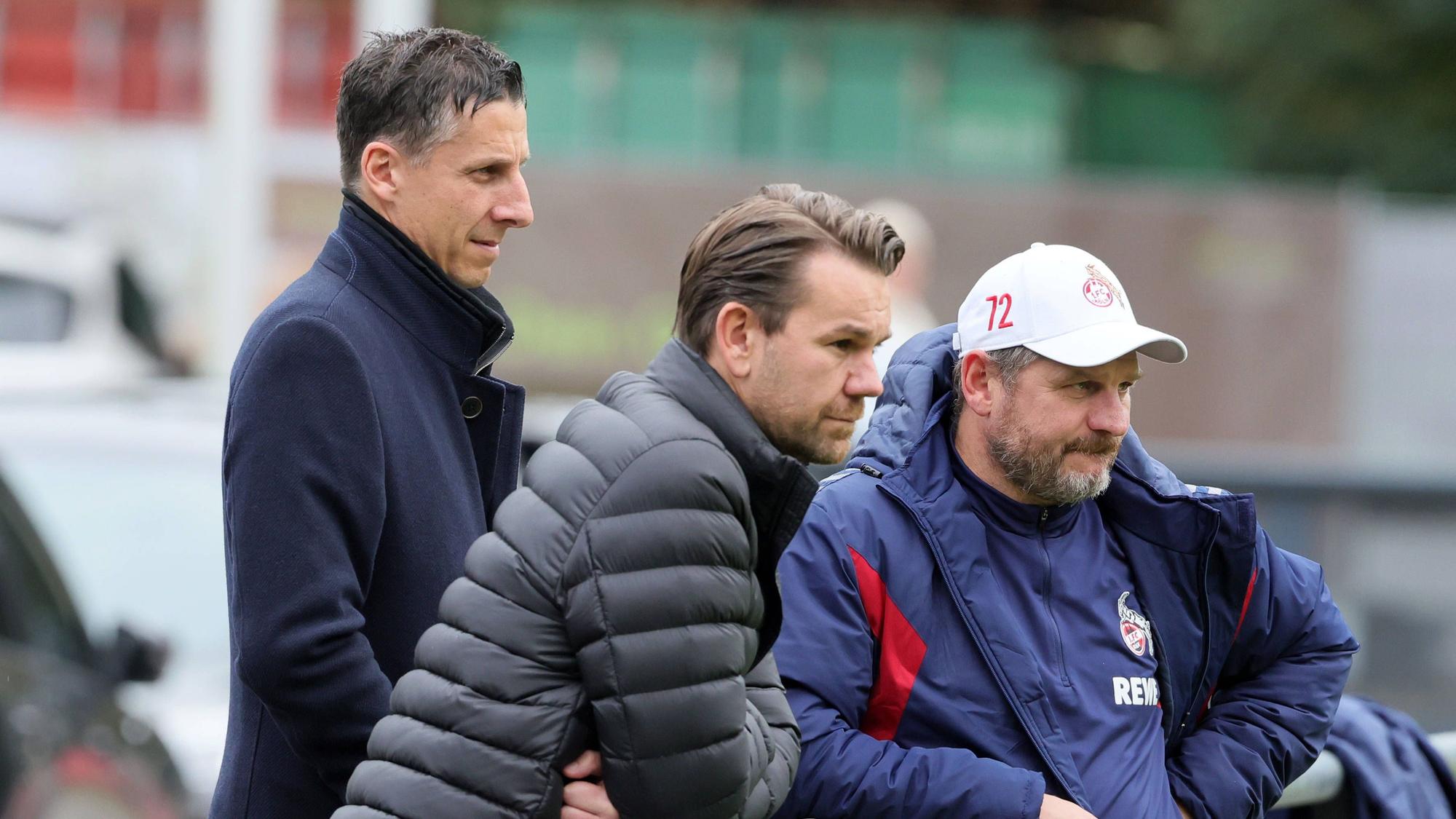 Christian Keller, Thomas Kessler und Steffen Baumgart haben die FC-Profis genau im Blick.