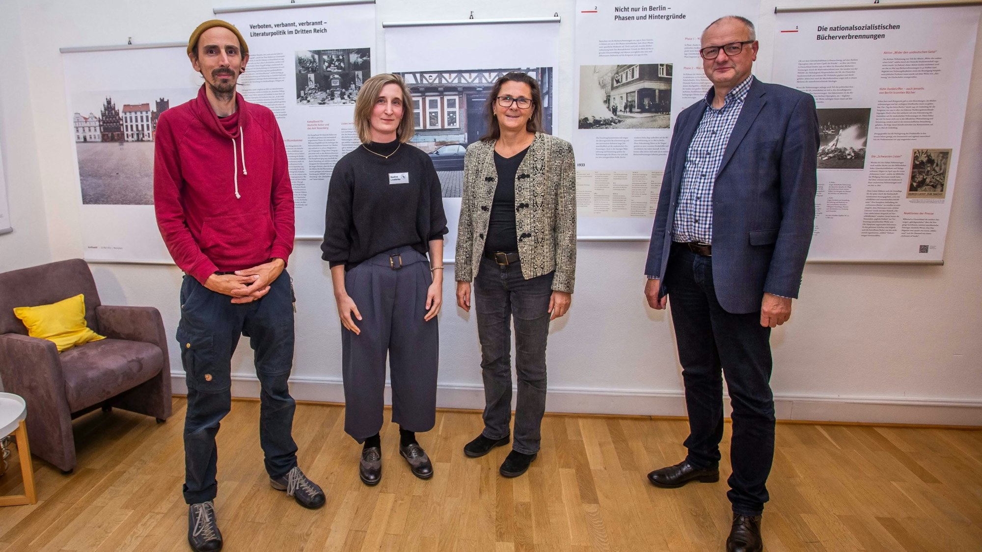 Das Foto zeigt vier Personen vor den Tafeln einer Ausstellung zum Thema Bücherverbrennung