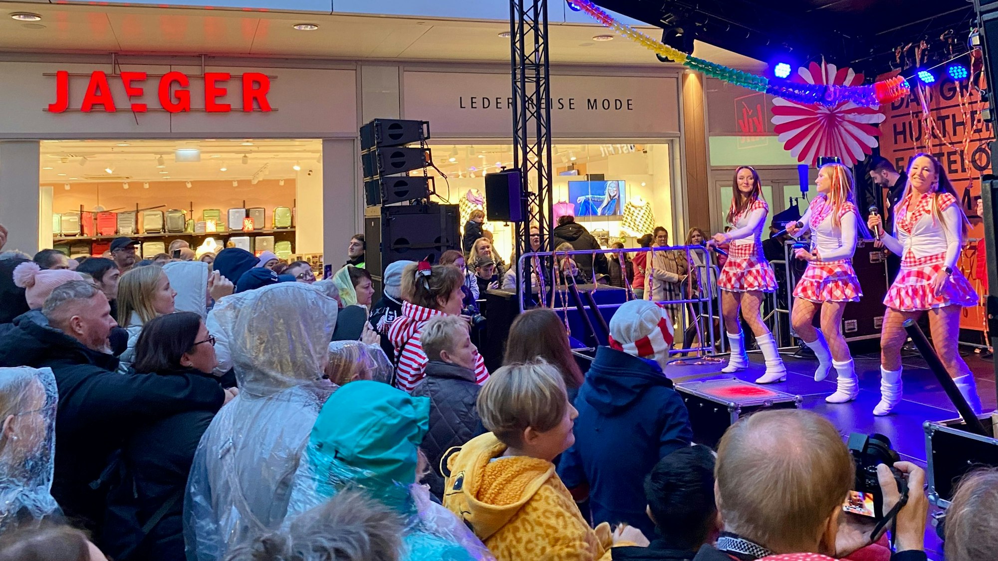 Frauen tanzen vor Publikum auf einer Bühne.