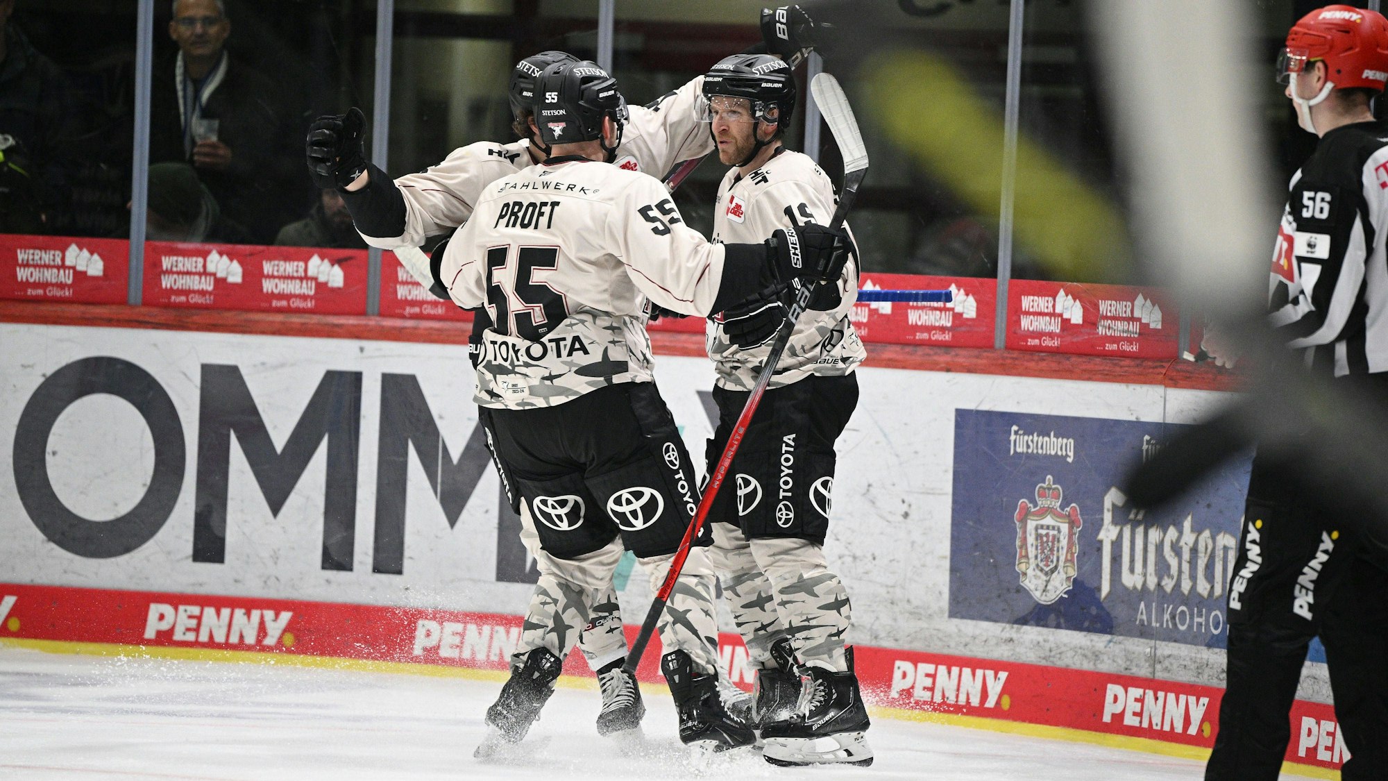 Jubel bei Carter Proft und Frederik Storm beim Spiel gegen die Schwenninger Wild Wings.