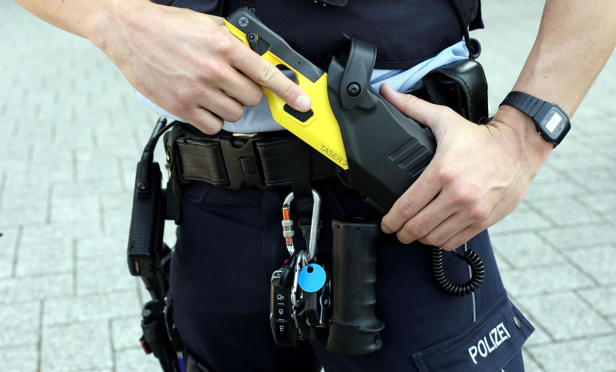 Taser sind umstritten, da ihr Einsatz mit elektrischem Strom bei Menschen etwa mit Herzerkrankungen oder Herz-Kreislauf-Problemen zu gesundheitlichen Folgen führen kann