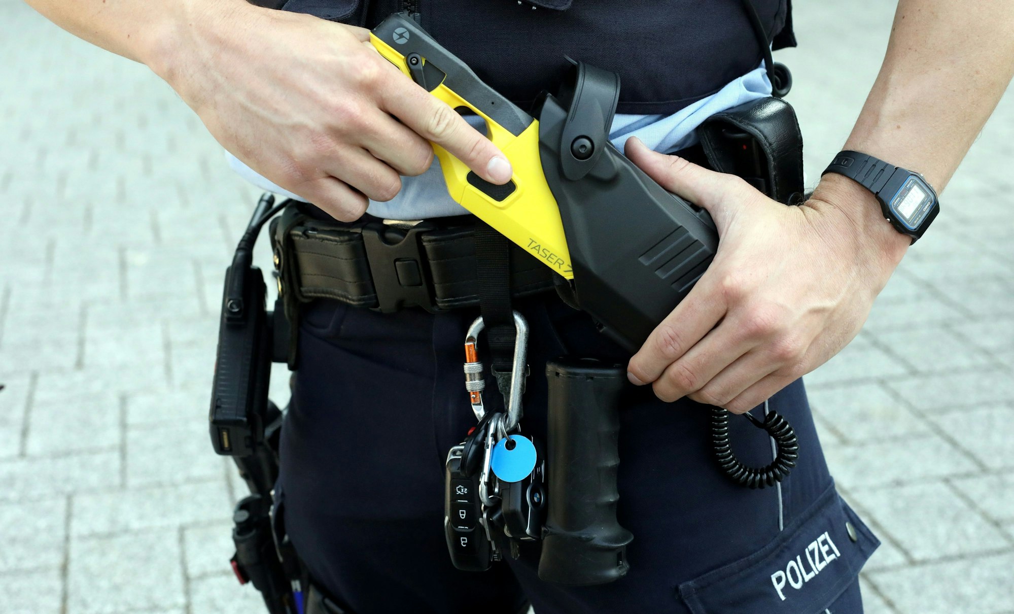 Taser sind umstritten, da ihr Einsatz mit elektrischem Strom bei Menschen etwa mit Herzerkrankungen oder Herz-Kreislauf-Problemen zu gesundheitlichen Folgen führen kann