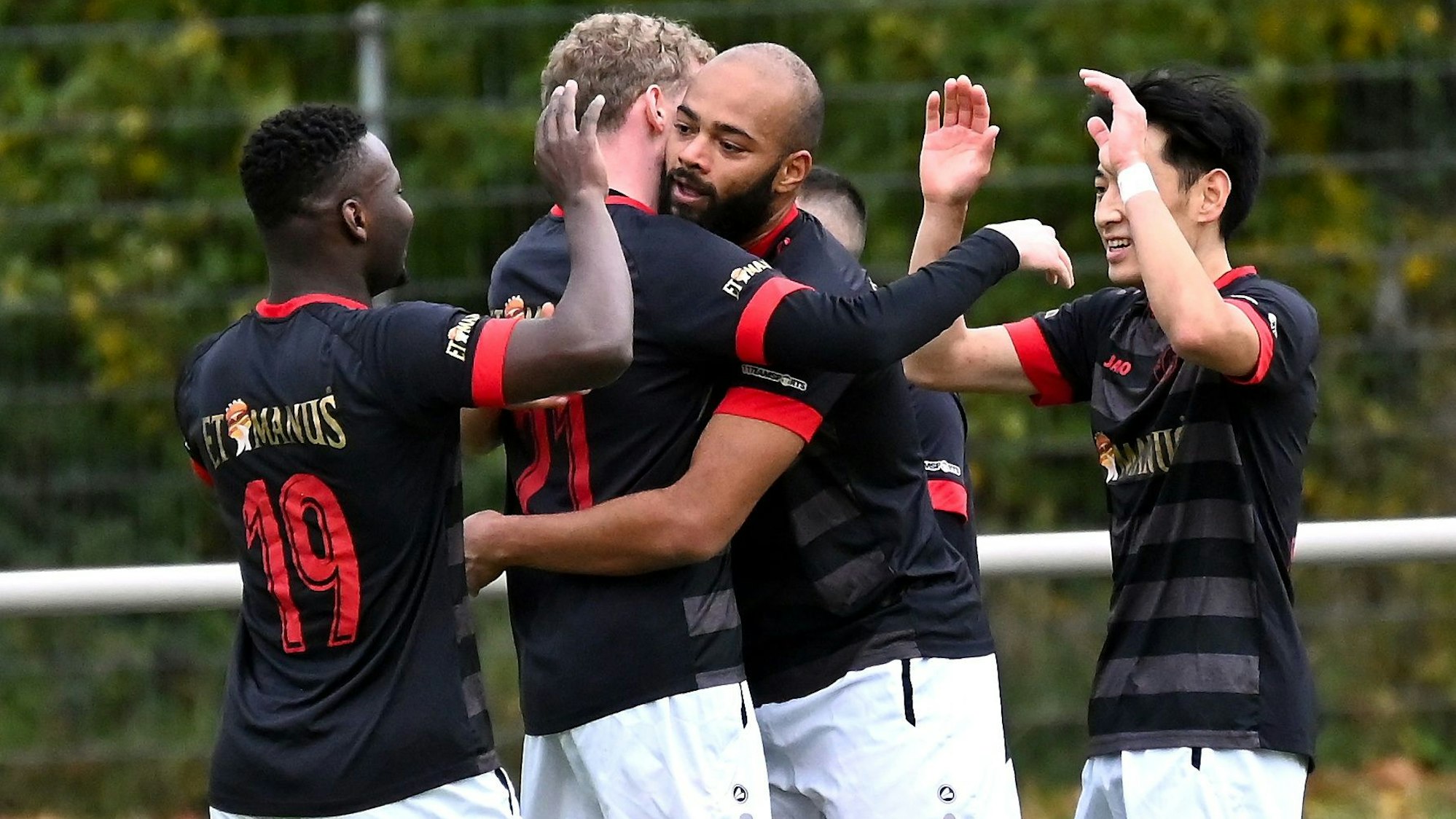 05.11.2023,-Fussball-SpVg. Porz - Fortuna Köln II
Freude nach dem 2:0 für Porz durch Julio Molongua (mitte)
Foto: Uli Herhaus