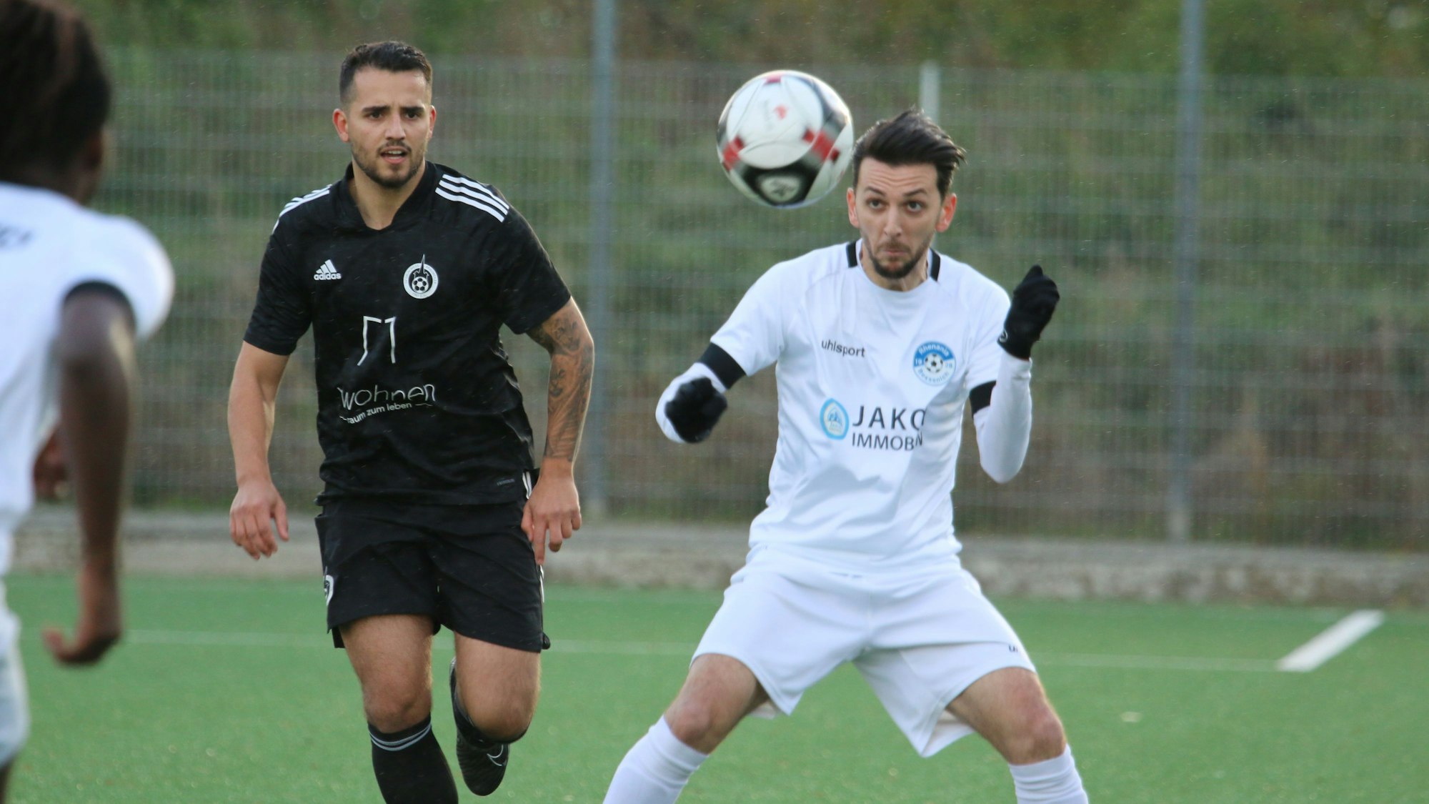 Bessenichs Coskun Celik fixiert beim Kopfball das runde Leder mit seinen Augen.