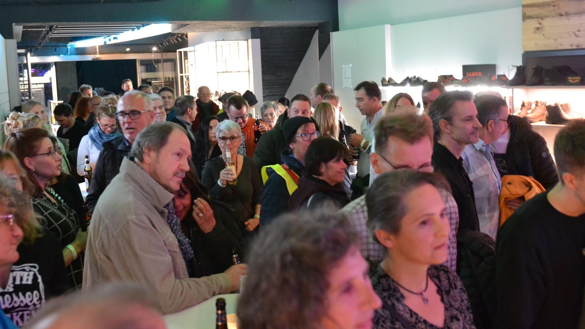 Das Bild zeigt das Nightgroove-Publikum im Schuhhaus Lange.