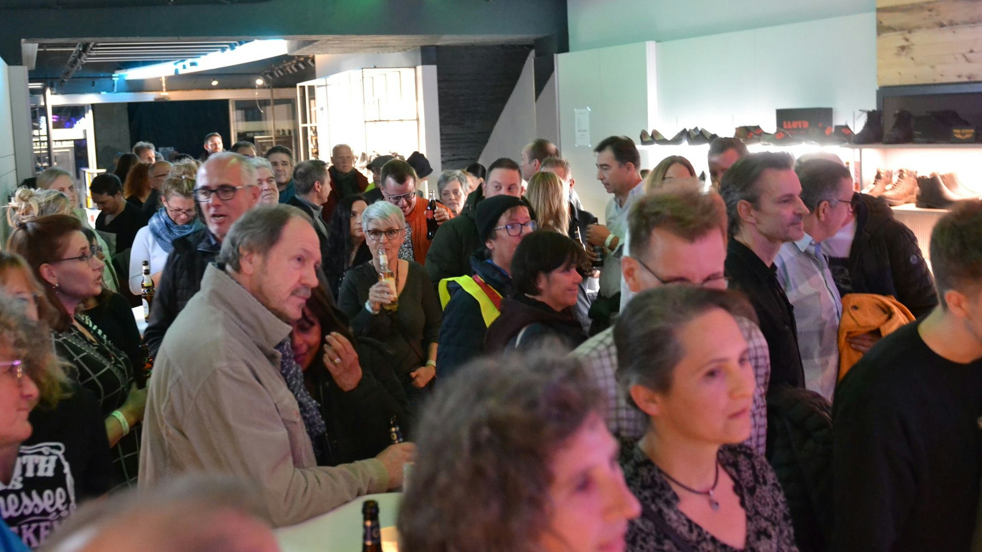 Das Bild zeigt das Nightgroove-Publikum im Schuhhaus Lange.