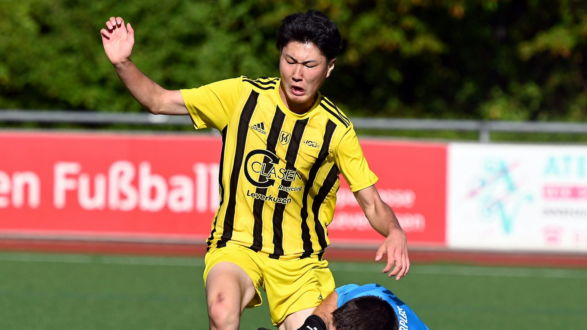 01.10.2023, Fussball-SV Schlebusch - Oberpleis
links: Yutaro Takasaki (Schlebusch)
TW: Sebastian Klein (Oberpleis)
Foto: Uli Herhaus