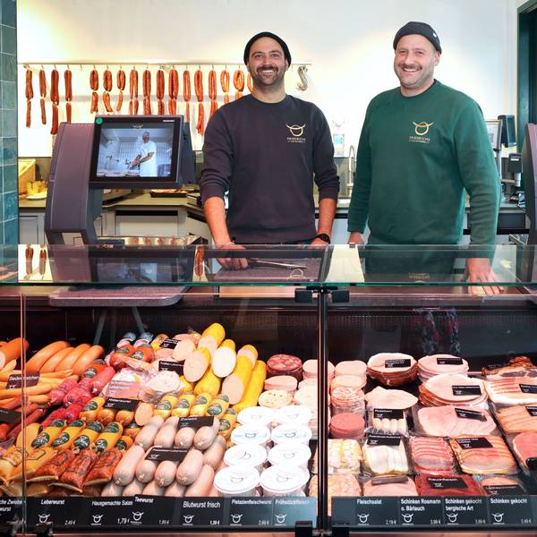 Sebastian und David Friedrichs hinter der Wursttheke ihrer Metzgerei in Rodenkirchen.