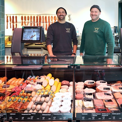 Sebastian und David Friedrichs hinter der Wursttheke ihrer Metzgerei in Rodenkirchen.