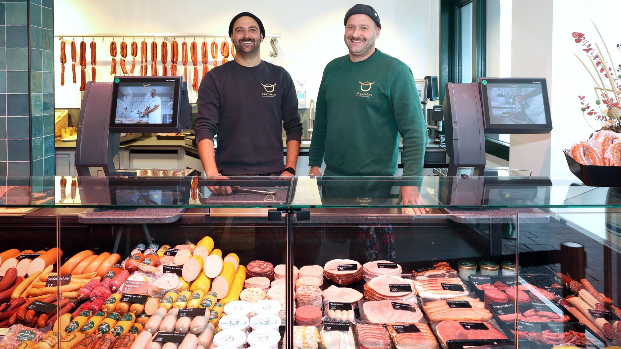 Sebastian und David Friedrichs hinter der Wursttheke ihrer Metzgerei in Rodenkirchen.