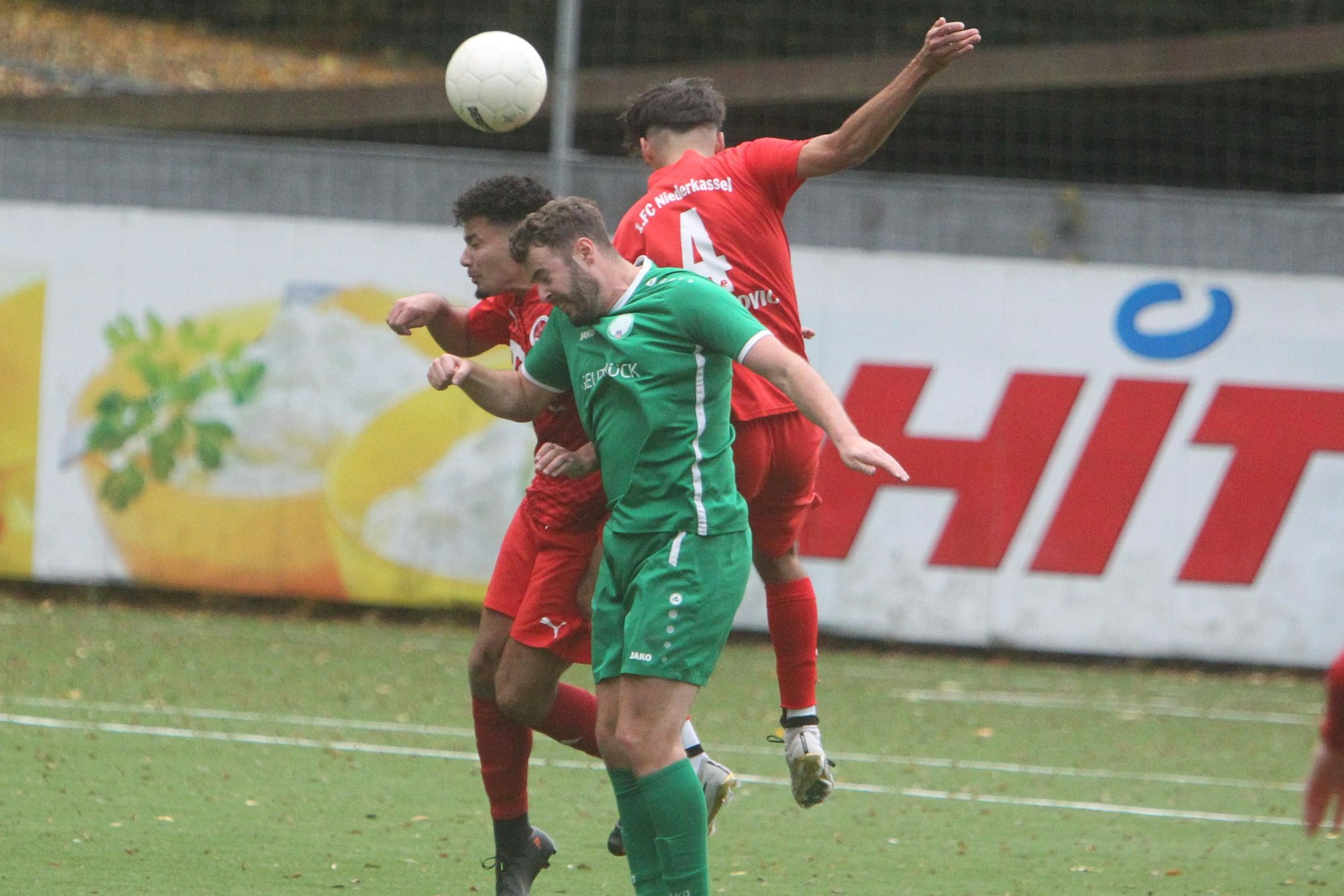 Augen zu und durch: Jan Zoller (vorne) vom FV Bad Honnef im Duell mit den Niederkasselern Yassine El Bighouti (links) und Damir Tabakovic.