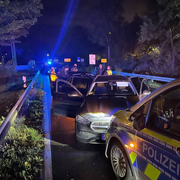 Bei einem Anhaltemanöver stieß ein Mercedesfahrer am Bauhof in Sankt Augustin-Menden mit einem Streifennwagen und einem Zivilwagen der Polizei zusammen.