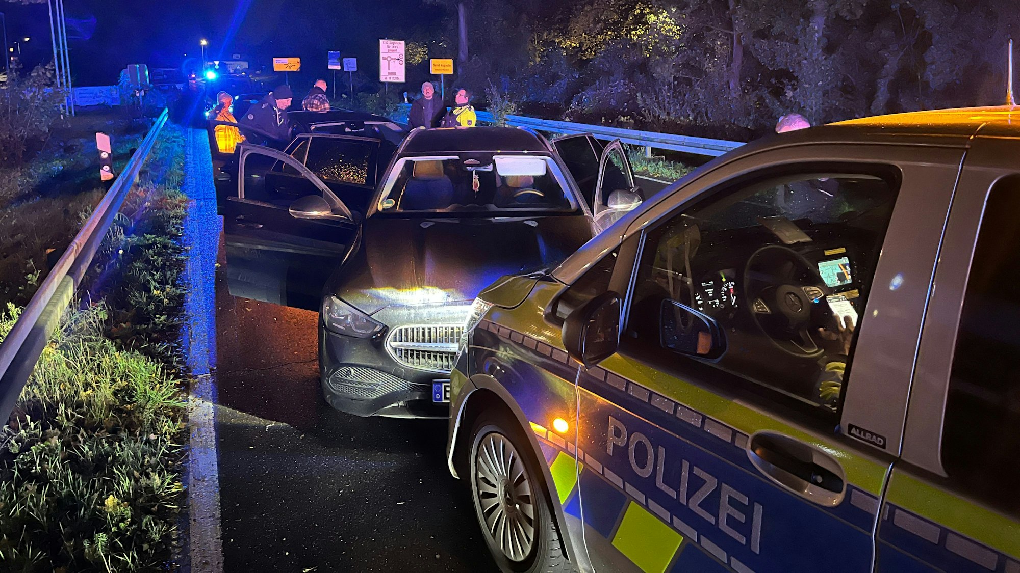 Bei einem Anhaltemanöver stieß ein Mercedesfahrer am Bauhof in Sankt Augustin-Menden mit einem Streifennwagen und einem Zivilwagen der Polizei zusammen.