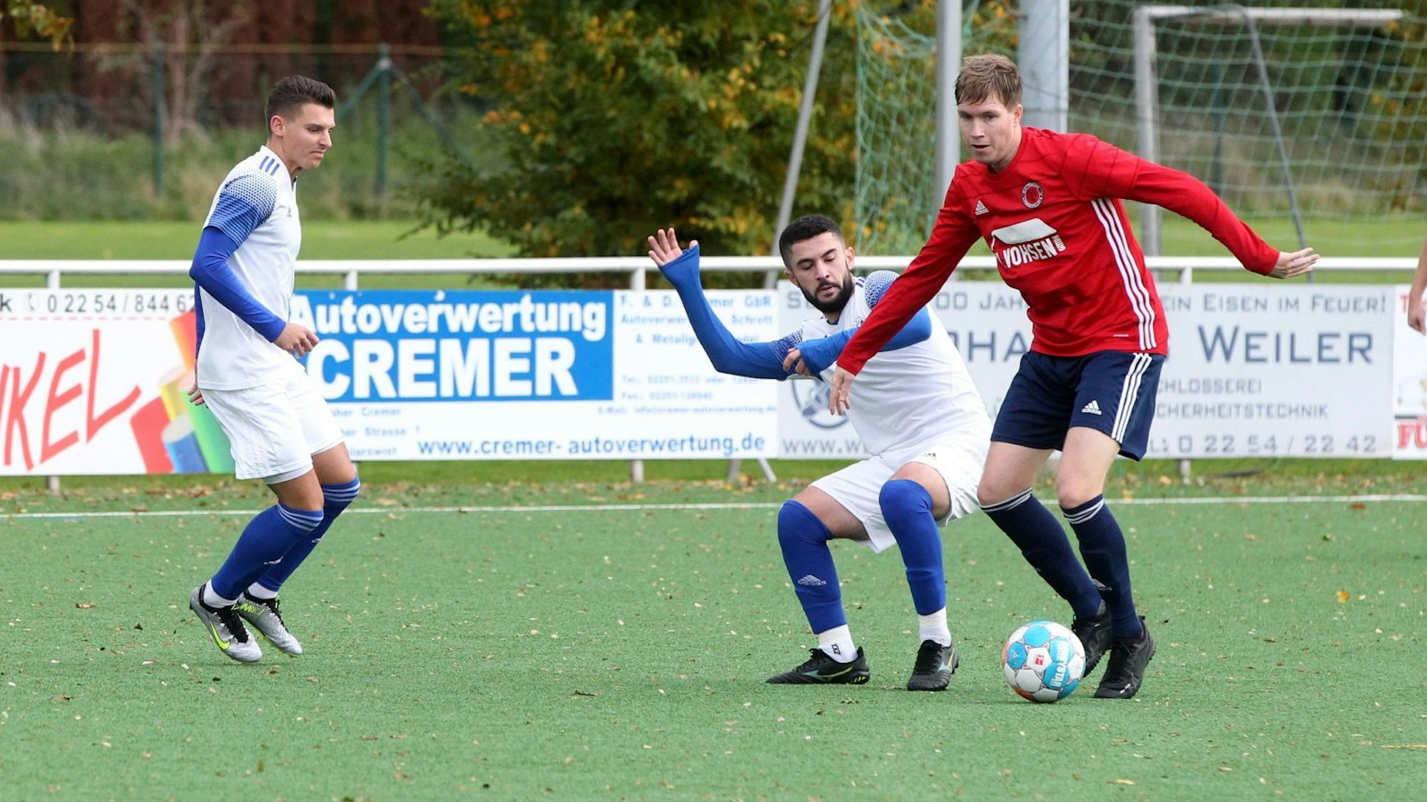 Lommersums Timo Bong (r.) führt den Ball, ein Weilerswister Spieler setzt zum Angriff an.