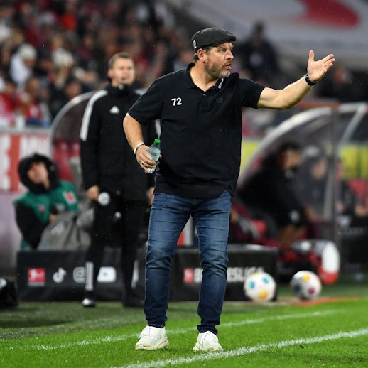 Steffen Baumgart trieb seine Mannschaft auch am Samstag gegen Augsburg zu einer engagierten Leistung. Am Ende stand dennoch der Sturz auf Rang 18.