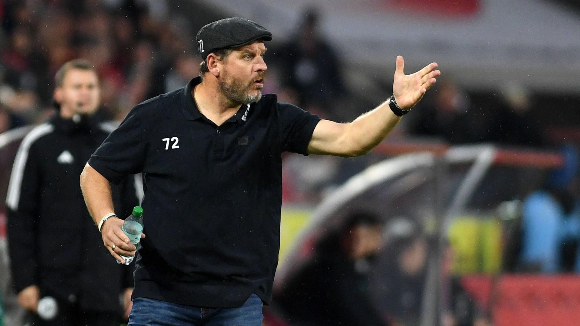 Steffen Baumgart trieb seine Mannschaft auch am Samstag gegen Augsburg zu einer engagierten Leistung. Am Ende stand dennoch der Sturz auf Rang 18.
