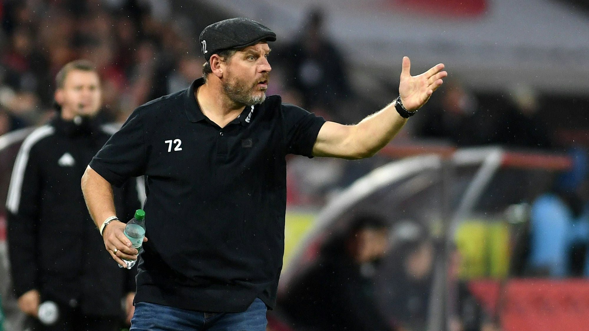 Steffen Baumgart trieb seine Mannschaft auch am Samstag gegen Augsburg zu einer engagierten Leistung. Am Ende stand dennoch der Sturz auf Rang 18.