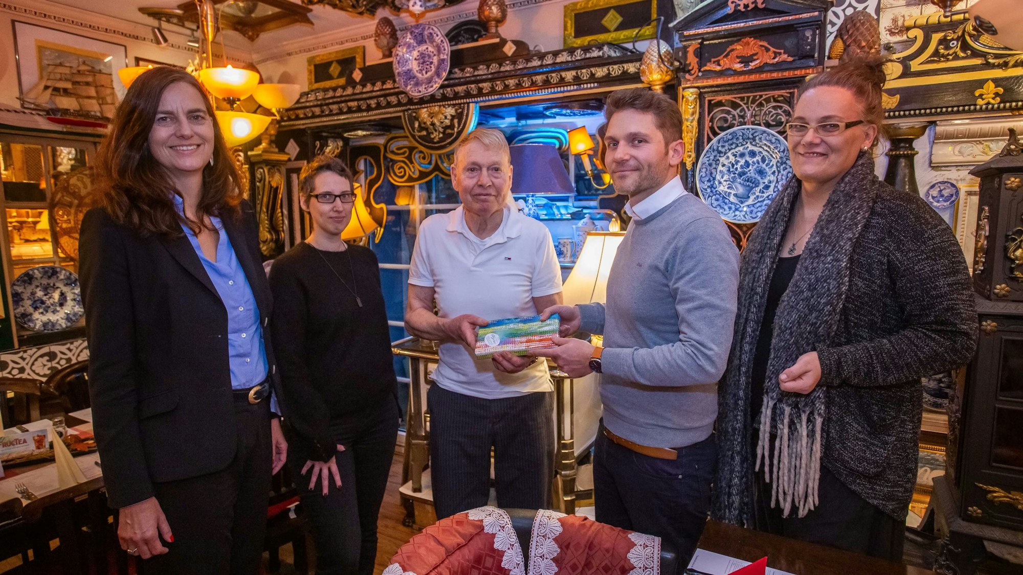 Gastwirt Friedhelm Meisen erhält ein Geschenk von vier Vertretern der Grünen