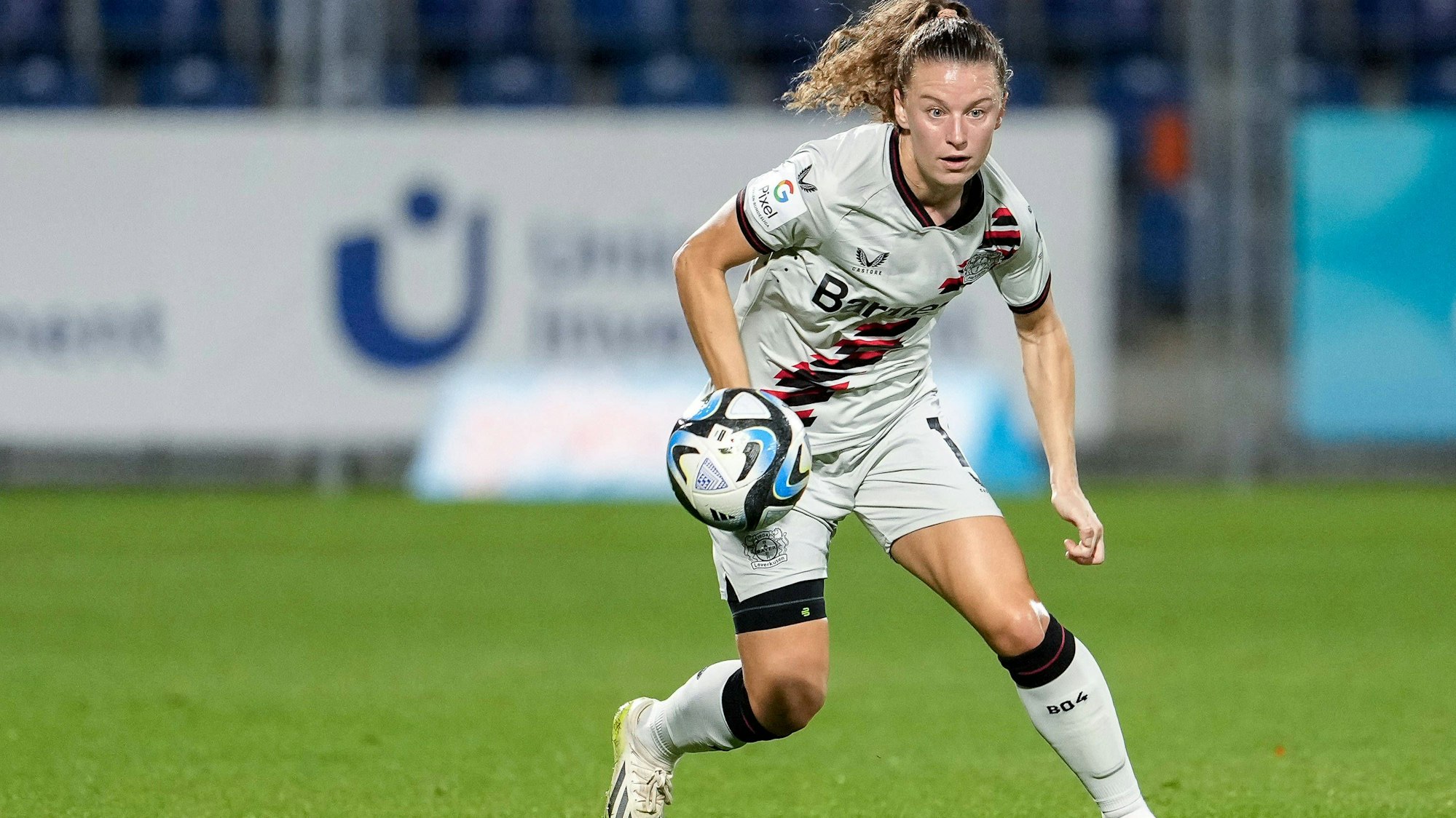Synne Skinnes Hansen B04, 10, am Ball, Freisteller, Ganzkörper, Einzelbild, Einzelfoto, Aktion, Action, 09.10.2023, Sinsheim Hoffenheim Deutschland, Fussball, Google Pixel Frauen-Bundesliga, TSG 1899 Hoffenheim - Bayer 04 Leverkusen, 09.10.2023, Sinsheim Hoffenheim Deutschland, Fussball, Google Pixel Frauen-Bundesliga, TSG 1899 Hoffenheim - Bayer 04 Leverkusen, DFB/DFL REGULATIONS PROHIBIT ANY USE OF PHOTOGRAPHS AS IMAGE SEQUENCES AND/OR QUASI-VIDEO. *** Synne Skinnes Hansen B04, 10 , on the ball, crop, full body, single image, single photo, action, action, 09 10 2023, Sinsheim Hoffenheim Germany , football, Google Pixel Frauen Bundesliga, TSG 1899 Hoffenheim Bayer 04 Leverkusen, 09 10 2023, Sinsheim Hoffenheim Germany , Football, Google Pixel Women Bundesliga, TSG 1899 Hoffenheim Bayer 04 Leverkusen, DFB DFL REGULATES PROHIBIT ANY USE OF PHOTOGRAPHS AS IMAGE SEQUENCES AND OR QUASI VIDEO xozx