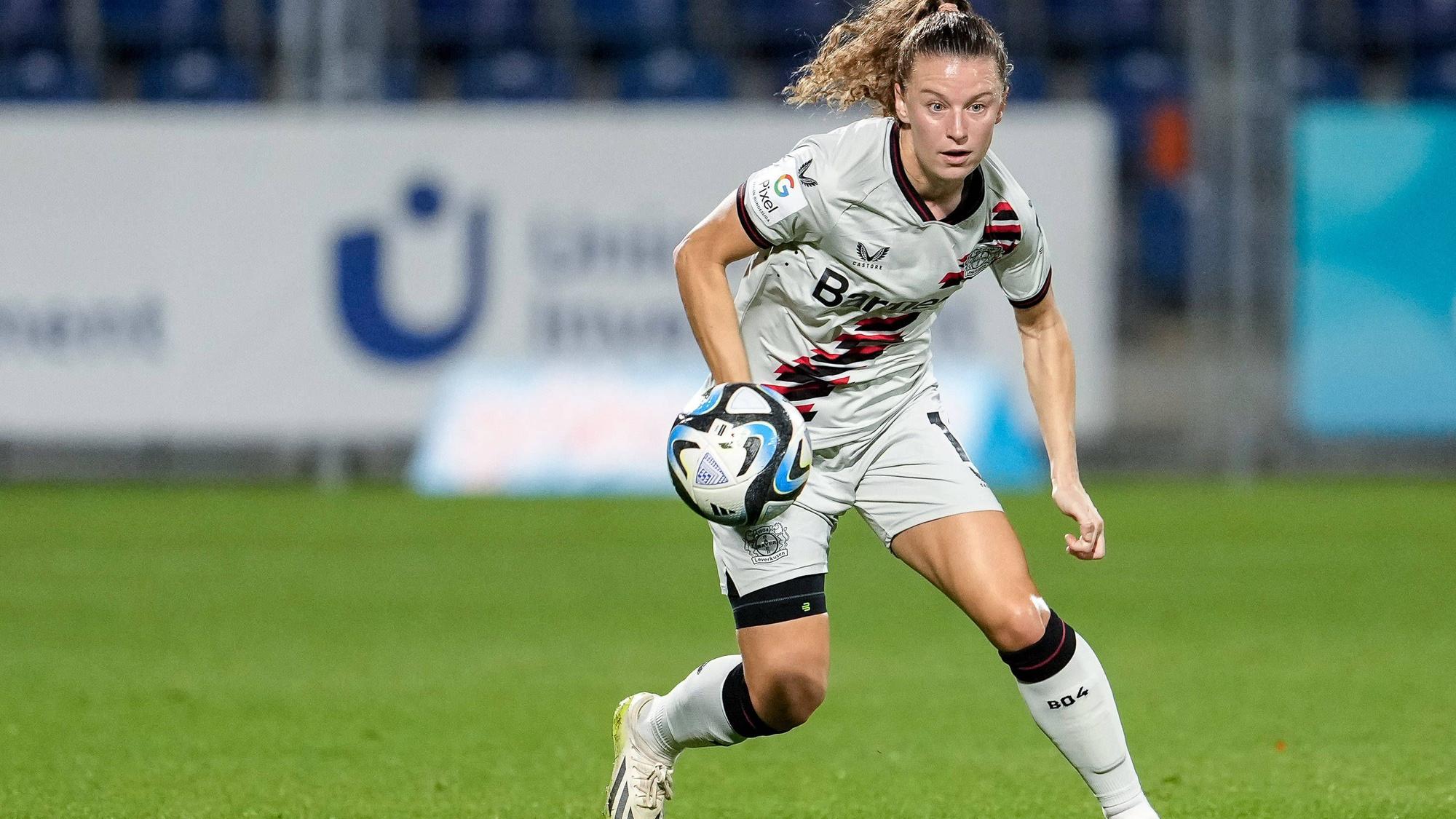 Synne Skinnes Hansen B04, 10, am Ball, Freisteller, Ganzkörper, Einzelbild, Einzelfoto, Aktion, Action, 09.10.2023, Sinsheim Hoffenheim Deutschland, Fussball, Google Pixel Frauen-Bundesliga, TSG 1899 Hoffenheim - Bayer 04 Leverkusen, 09.10.2023, Sinsheim Hoffenheim Deutschland, Fussball, Google Pixel Frauen-Bundesliga, TSG 1899 Hoffenheim - Bayer 04 Leverkusen, DFB/DFL REGULATIONS PROHIBIT ANY USE OF PHOTOGRAPHS AS IMAGE SEQUENCES AND/OR QUASI-VIDEO. *** Synne Skinnes Hansen B04, 10 , on the ball, crop, full body, single image, single photo, action, action, 09 10 2023, Sinsheim Hoffenheim Germany , football, Google Pixel Frauen Bundesliga, TSG 1899 Hoffenheim Bayer 04 Leverkusen, 09 10 2023, Sinsheim Hoffenheim Germany , Football, Google Pixel Women Bundesliga, TSG 1899 Hoffenheim Bayer 04 Leverkusen, DFB DFL REGULATES PROHIBIT ANY USE OF PHOTOGRAPHS AS IMAGE SEQUENCES AND OR QUASI VIDEO xozx