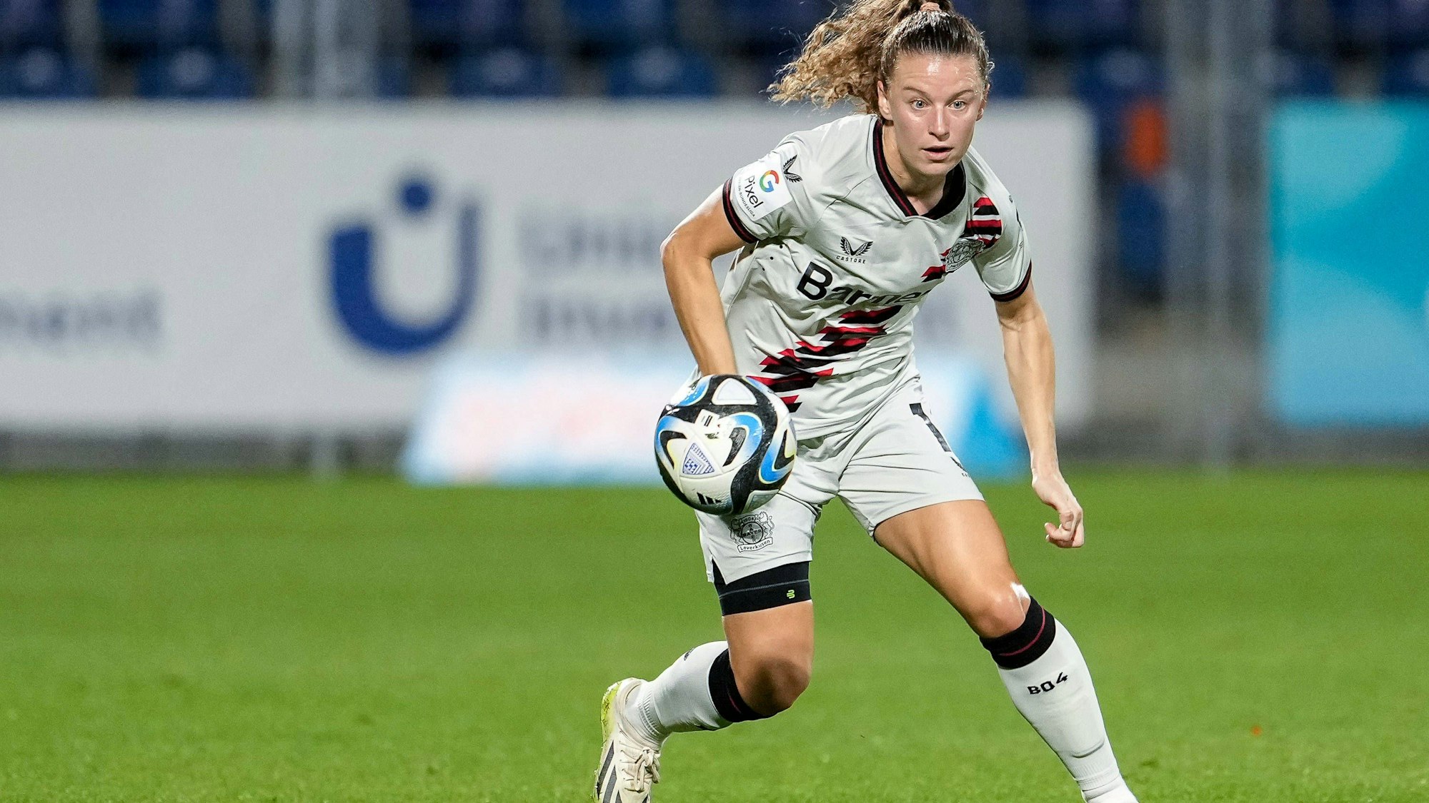 Synne Skinnes Hansen B04, 10, am Ball, Freisteller, Ganzkörper, Einzelbild, Einzelfoto, Aktion, Action, 09.10.2023, Sinsheim Hoffenheim Deutschland, Fussball, Google Pixel Frauen-Bundesliga, TSG 1899 Hoffenheim - Bayer 04 Leverkusen, 09.10.2023, Sinsheim Hoffenheim Deutschland, Fussball, Google Pixel Frauen-Bundesliga, TSG 1899 Hoffenheim - Bayer 04 Leverkusen, DFB/DFL REGULATIONS PROHIBIT ANY USE OF PHOTOGRAPHS AS IMAGE SEQUENCES AND/OR QUASI-VIDEO. *** Synne Skinnes Hansen B04, 10 , on the ball, crop, full body, single image, single photo, action, action, 09 10 2023, Sinsheim Hoffenheim Germany , football, Google Pixel Frauen Bundesliga, TSG 1899 Hoffenheim Bayer 04 Leverkusen, 09 10 2023, Sinsheim Hoffenheim Germany , Football, Google Pixel Women Bundesliga, TSG 1899 Hoffenheim Bayer 04 Leverkusen, DFB DFL REGULATES PROHIBIT ANY USE OF PHOTOGRAPHS AS IMAGE SEQUENCES AND OR QUASI VIDEO xozx