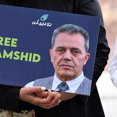 Ein Demonstrant hält ein Bild des im Iran zum Tode verurteilten Deutsch-Iraners Jamshid Sharmahd und den Schriftzug „Free Jamshid“ während einer Demonstration für seine Freilassung vor dem Auswärtigen Amt in Berlin am 31. Juli 2023. Sharmahd wurde vor drei Jahren, Ende Juli 2020, von den iranischen Behörden entführt und im Iran zum Tode verurteilt. Sharmahd kann kaum sprechen oder gehen, nachdem er nicht angemessen versorgt wurde, und sein Leben ist nun „in großer Gefahr“, wie seine Tochter in einem Interview mit AFP warnte.