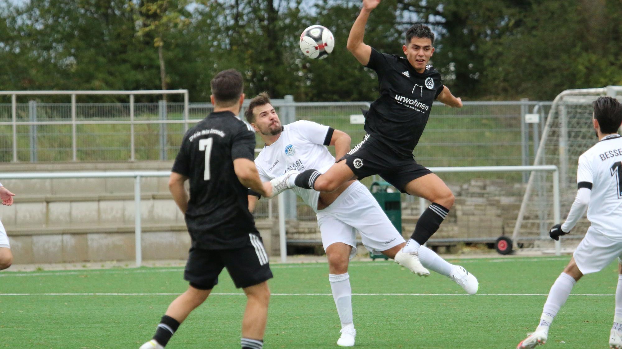 Ein Zweikampf zweier Fußballer: Ein Spieler von Brauweiler wird in der Luft von einem Bessenicher Gegner berührt.