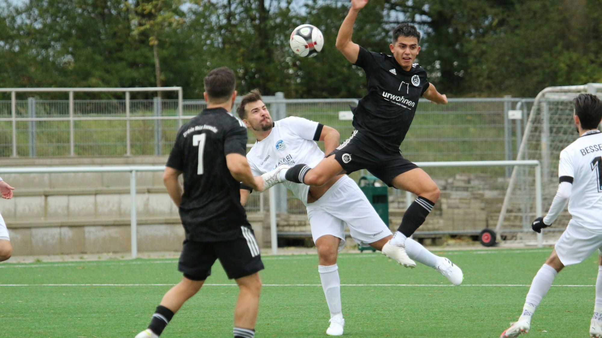 Ein Zweikampf zweier Fußballer: Ein Spieler von Brauweiler wird in der Luft von einem Bessenicher Gegner berührt.