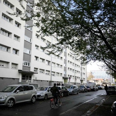 Diese Aufnahme vom 5. November 2023 zeigt den Blick auf ein Wohnhaus, in dem am Vortag eine jüdische Frau erstochen wurde. Die Lebensprognose der jungen Frau ist unbestimmt, teilte die Staatsanwaltschaft mit und fügte hinzu, dass zum jetzigen Zeitpunkt keine Verhaftungen vorgenommen worden seien.