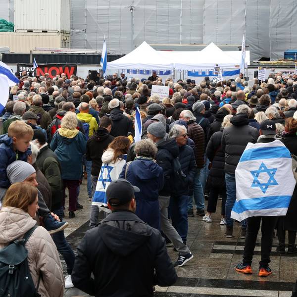 Israelsolidarische Kundgebung des Vereins Deutsch-Israelische Gesellschaft Köln auf dem Roncalliplatz.