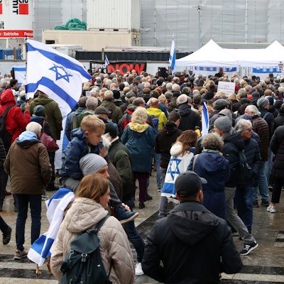 Israelsolidarische Kundgebung des Vereins Deutsch-Israelische Gesellschaft Köln auf dem Roncalliplatz.
