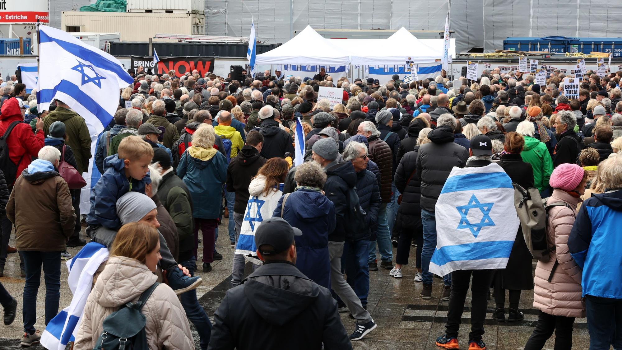 Israelsolidarische Kundgebung des Vereins Deutsch-Israelische Gesellschaft Köln auf dem Roncalliplatz.
