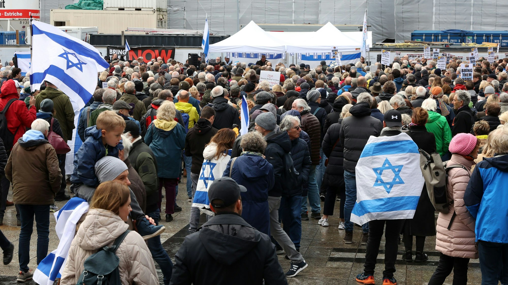 Israelsolidarische Kundgebung des Vereins Deutsch-Israelische Gesellschaft Köln auf dem Roncalliplatz.