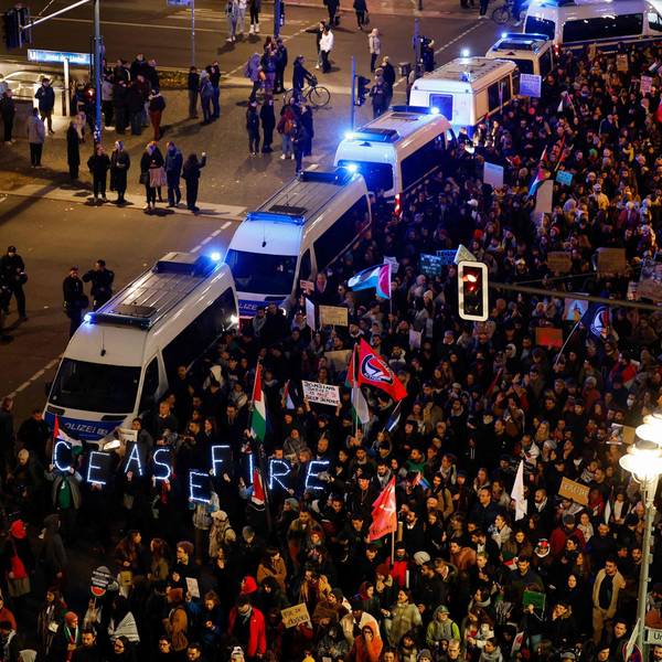 Demonstranten tragen ein Schild mit der Aufschrift „Waffenstillstand“ während einer Protestkundgebung zur Unterstützung der Palästinenser unter dem Motto „Freies Palästina“, als sie eine von Polizeiwagen gesperrte Straße in Berlin passieren.