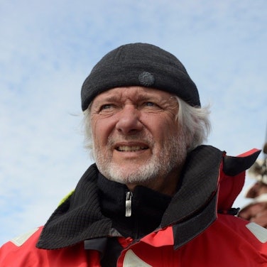 Ein Mann steht auf einem Schiff.