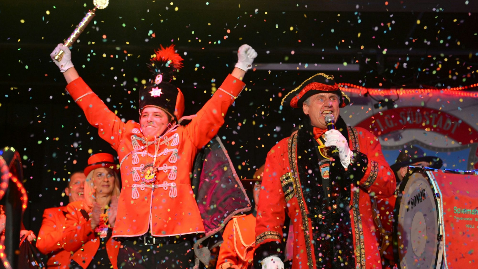 Das Bild zeigt den neuen Regenten, wie er beide Arme in die Luft reckt. Über ihm geht ein Konfettiregen herab.