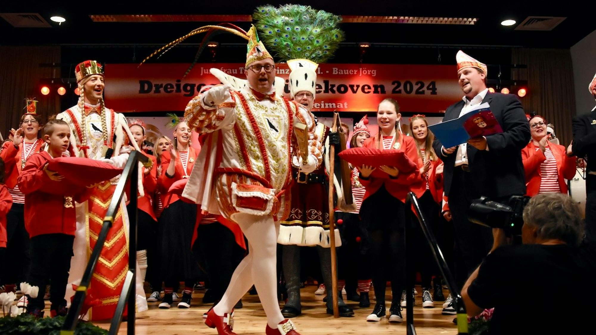 Prinzen-Proklamation Troisdorf Müllekoven
„Mir fiere uns Heimat“, lautete das Motto des Dreigesirns. Als Reim-Akrobat präsentierte sich Bürgermeister Alexander Biber