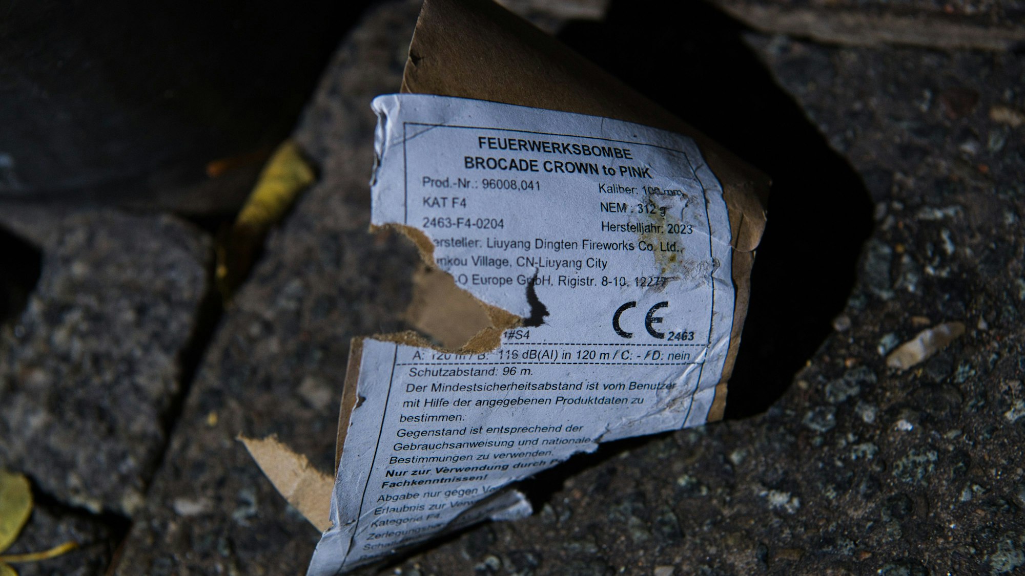 Die Reste einer Feuerwerksbombe liegen an der Sonnenallee vor einem Haus. In Berlin-Neukölln ist am Abend eine Kugelbombe neben einem Funkwagen gezündet worden. Dabei seien ein Kleinkind und zwei Polizeibeamte verletzt worden, teilte die Polizei auf X, vormals Twitter, mit.