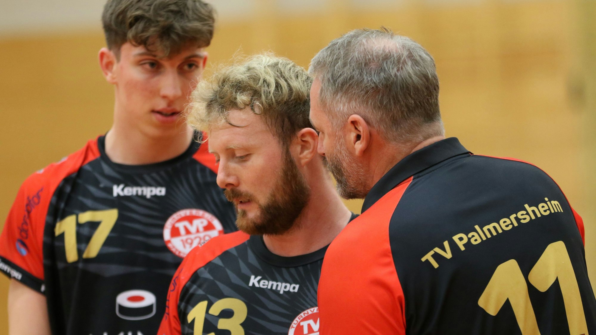 Während einer Auszeit spricht Trainer Peter Trimborn (von schräg hinten zu sehen) mit seinem Spielmachre René Lönenbach. Im Hintergrund hört A-Jugendspieler Tom Sander zu.
