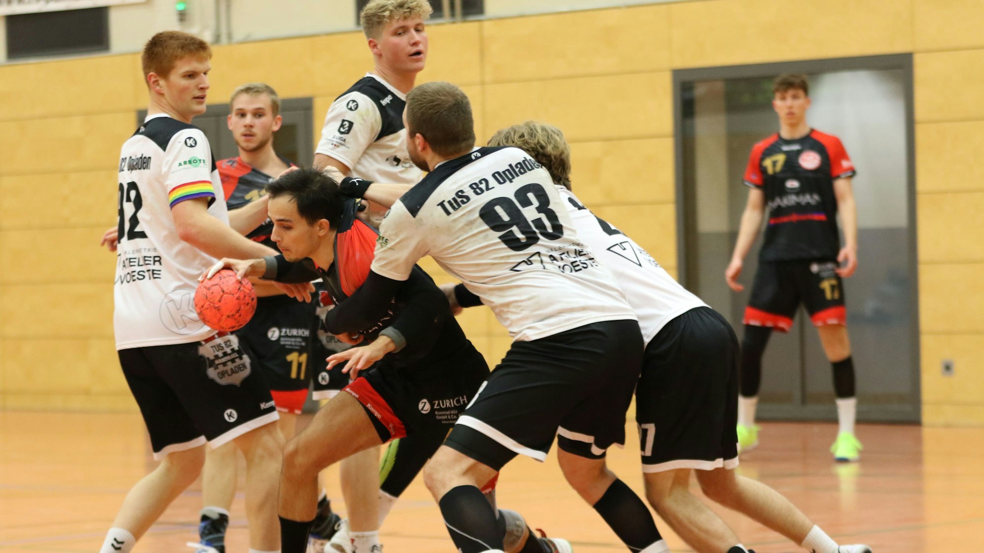 Palmersheims Niklas Grevelding inmitten einer Traube von Gegnern, die ihn attackieren.