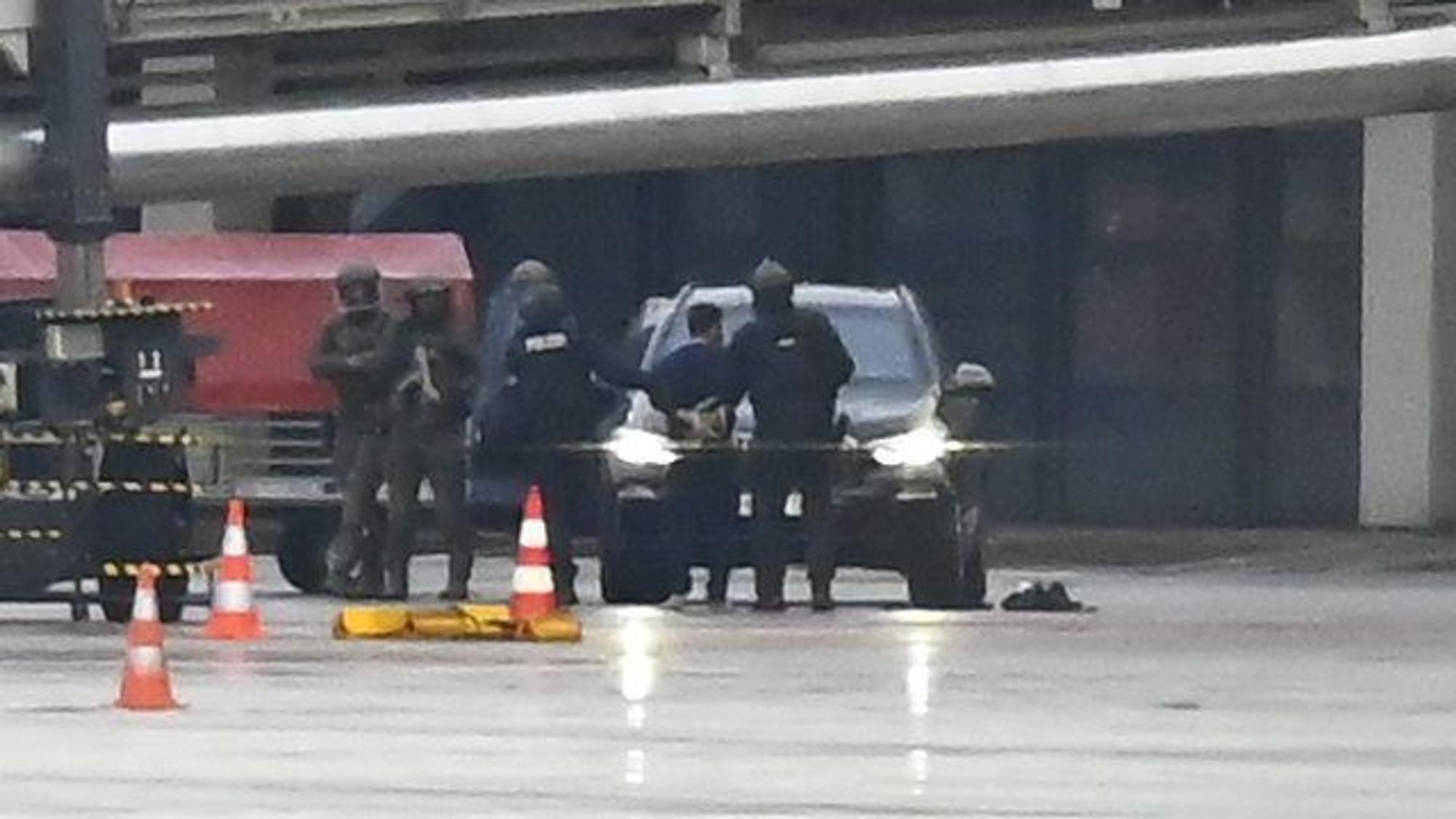 Der Moment des Zugriffs: Der Geiselnehmer wird auf dem Flughafen von der Polizei weggeführt.