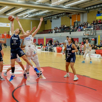 Im Spiel Herner TC (weisse Trikots) gegen Wings Leverkusen (blaue Trikots) am Samstag, den 4. November 2023, in der Sporthalle Westring in Herne. Foto: Uwe Ernst / FUNKE Foto Service