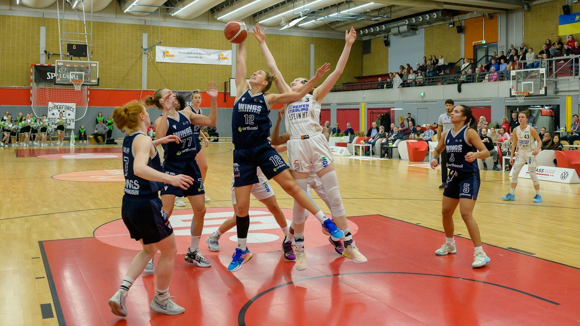 Im Spiel Herner TC (weisse Trikots) gegen Wings Leverkusen (blaue Trikots) am Samstag, den 4. November 2023, in der Sporthalle Westring in Herne. Foto: Uwe Ernst / FUNKE Foto Service