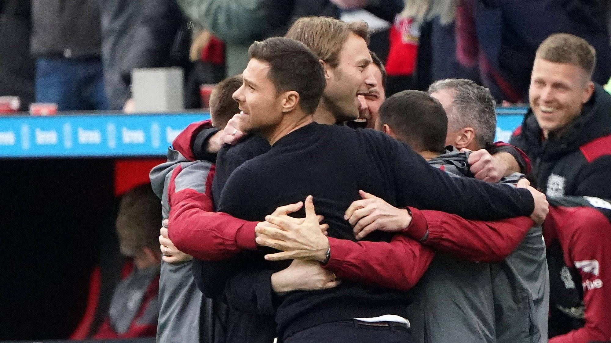 Simon Rolfes und Xabi Alonso im Jubelkreis