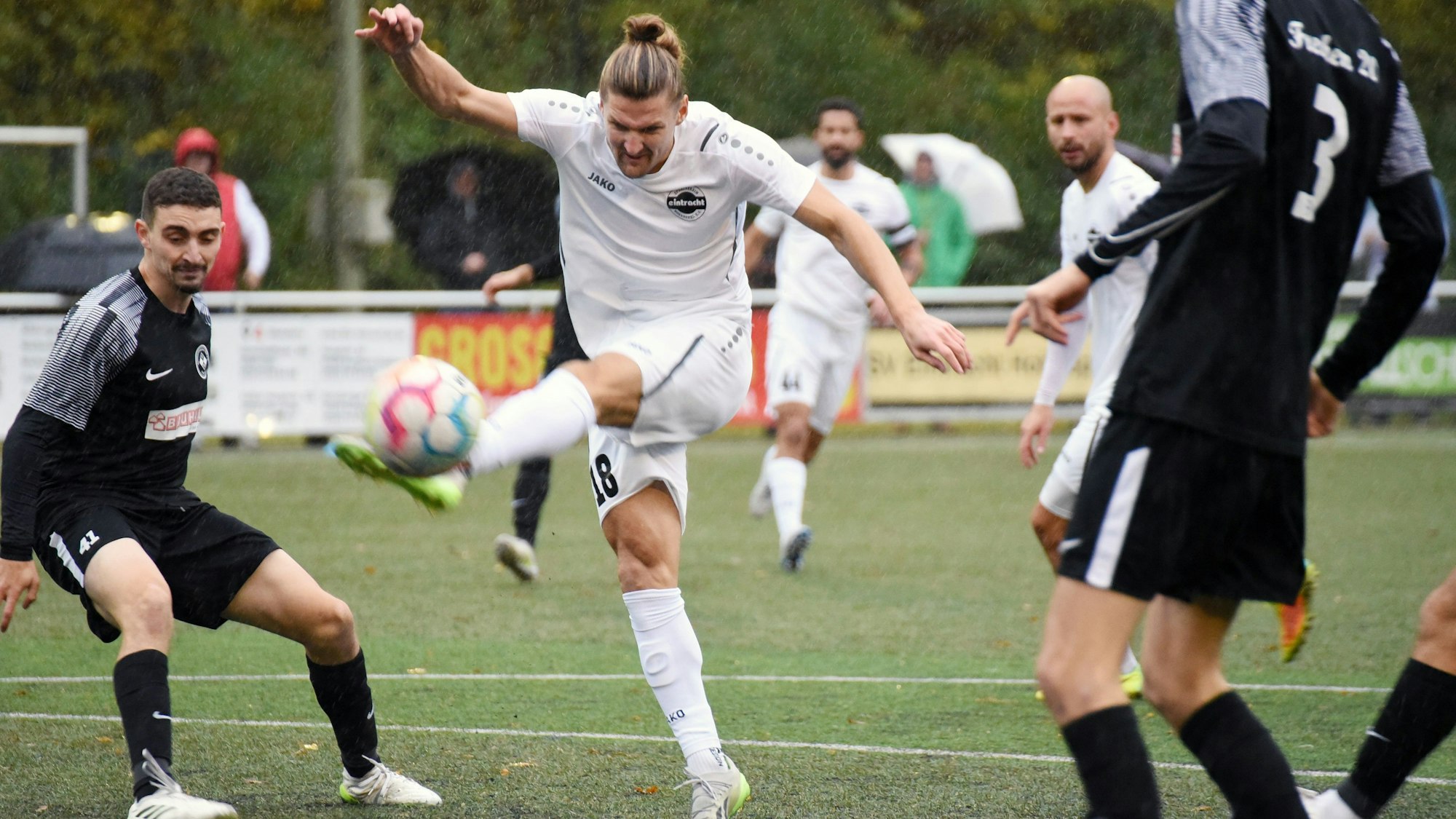 Ein Fußballer beim Torabschluss.