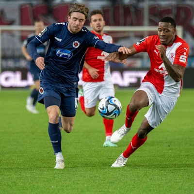 Halle, Deutschland 05. November 2023: 3.Liga - 2023/2024 - Hallescher FC vs. Viktoria Köln v. li. im Zweikampf David Philipp Koeln und Enrique Lofolomo Hallescher FC /// DFB regulations prohibit any use of photographs as image sequences and/or quasi-video. /// Leuna Chemie Stadion Sachsen-Anhalt *** Halle, Germany 05 November 2023 3 Liga 2023 2024 Hallescher FC vs Viktoria Köln v li in duel David Philipp Koeln and Enrique Lofolomo Hallescher FC DFB regulations prohibit any use of photographs as image sequences and or quasi video Leuna Chemie Stadion Sachsen Anhalt Copyright: xFotostandx/xBallaschx