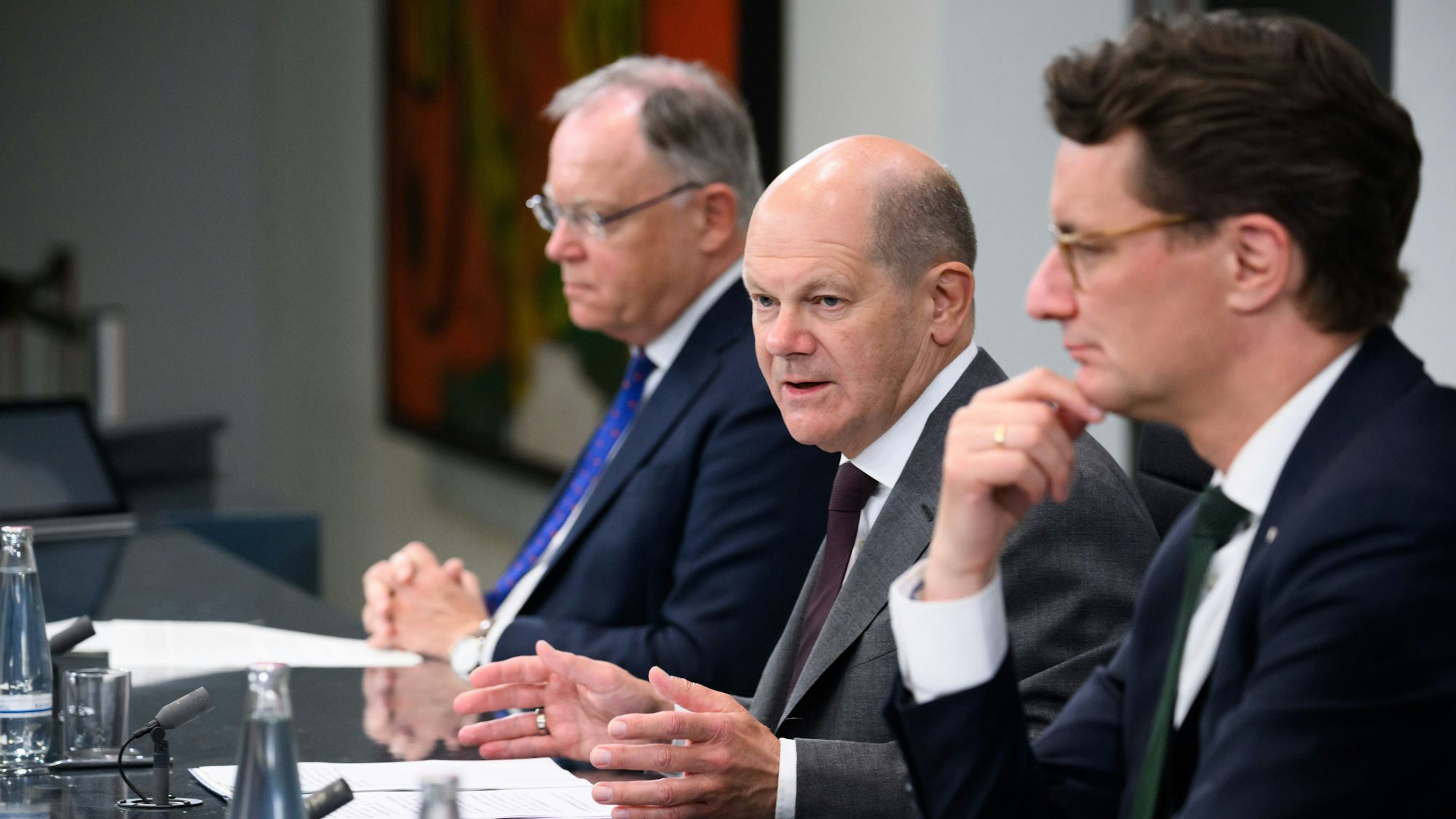 Stephan Weil (l., SPD), Ministerpräsident von Niedersachsen, Bundeskanzler Olaf Scholz (SPD) und Hendrik Wüst (r., CDU), Ministerpräsident von Nordrhein-Westfalen, äußern sich bei einer Pressekonferenz. Am Montag findet erneut die Ministerpräsidenten-Konferenz (MPK) statt.